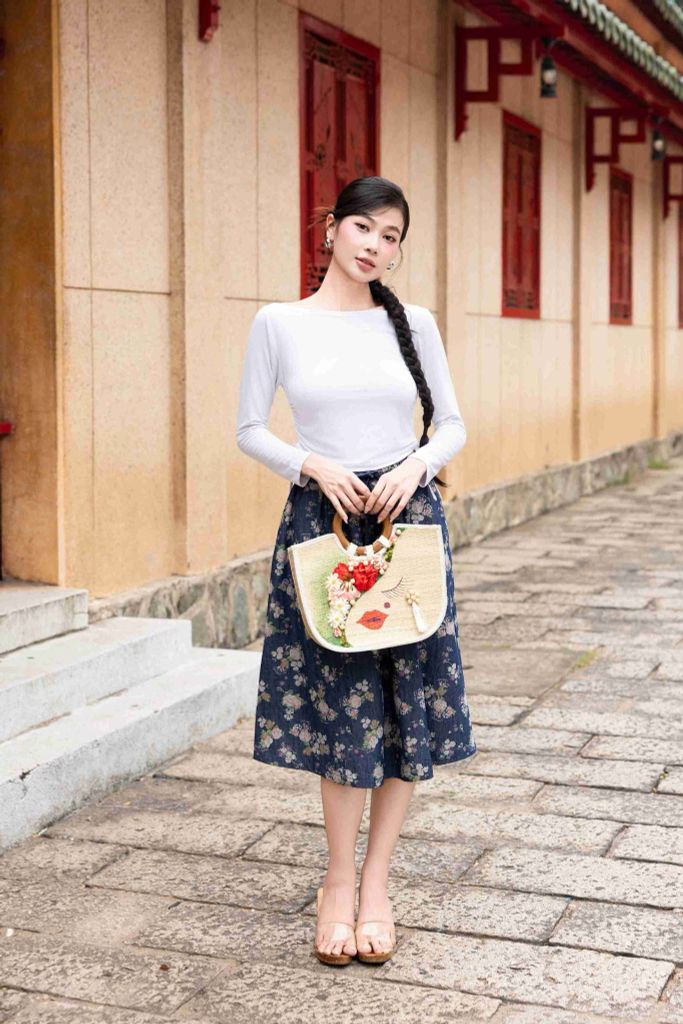 Chân váy denim hoạ tiết chùm hoa