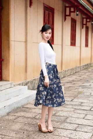 Chân váy denim hoạ tiết chùm hoa