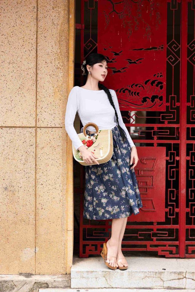 Chân váy denim hoạ tiết chùm hoa