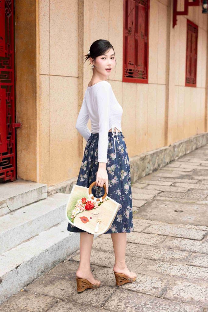 Chân váy denim hoạ tiết chùm hoa