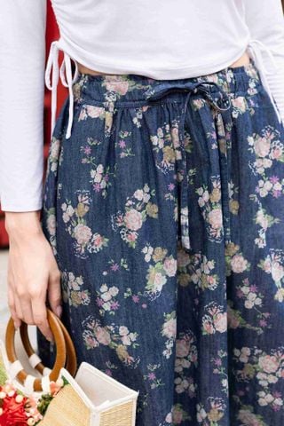 Chân váy denim hoạ tiết chùm hoa