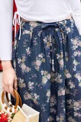 Chân váy denim hoạ tiết chùm hoa