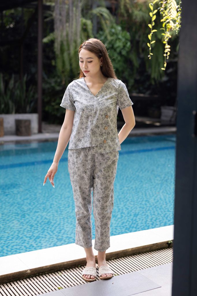 Đồ bộ dài thiết kế có tay 3 nút lệch tà hoa hồng nền xám