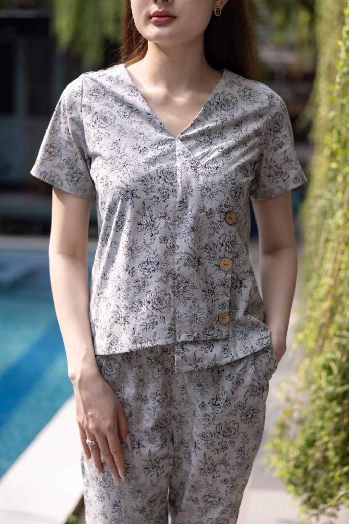 Đồ bộ dài thiết kế có tay 3 nút lệch tà hoa hồng nền xám