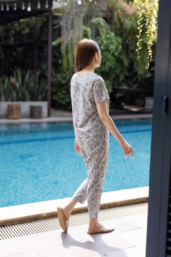 Đồ bộ dài thiết kế có tay 3 nút lệch tà hoa hồng nền xám