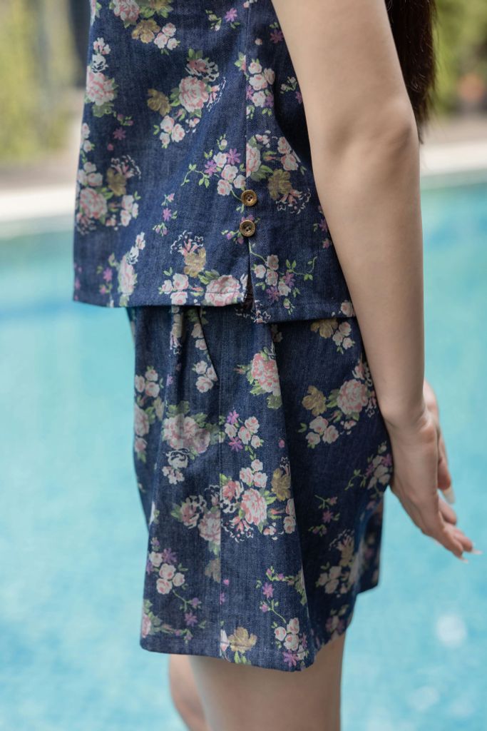 Đồ bộ đùi không tay cổ yếm chùm hoa