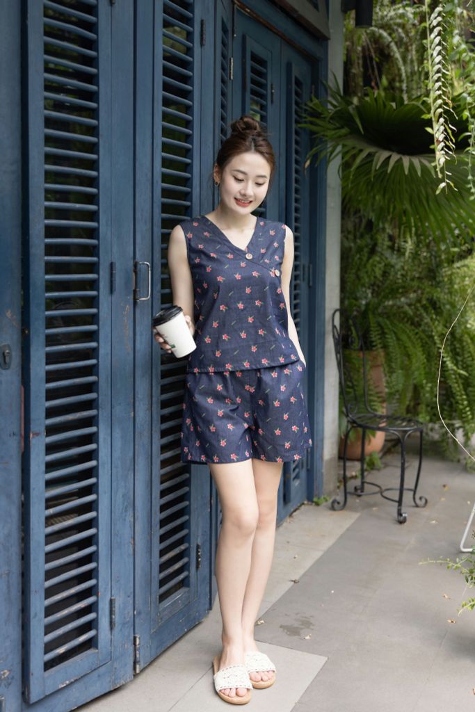 Đồ bộ đùi thiết kế nút chéo hoa đỏ