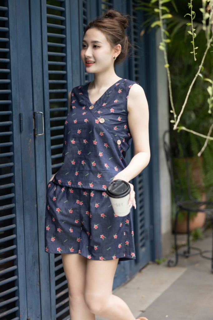 Đồ bộ đùi thiết kế nút chéo hoa đỏ