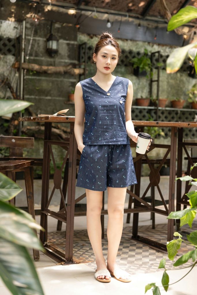 Đồ bộ đùi thiết kế nút chéo hoa nhí xanh