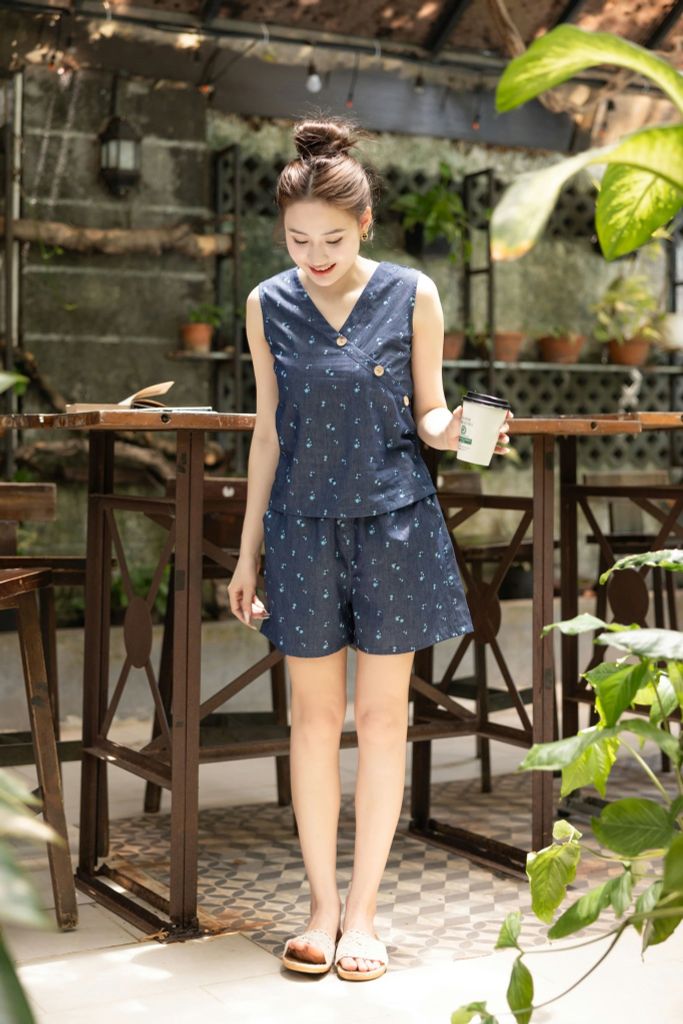 Đồ bộ đùi thiết kế nút chéo hoa nhí xanh