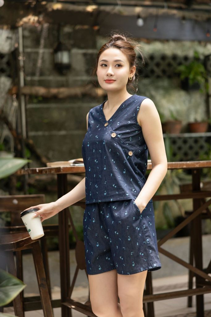 Đồ bộ đùi thiết kế nút chéo hoa nhí xanh