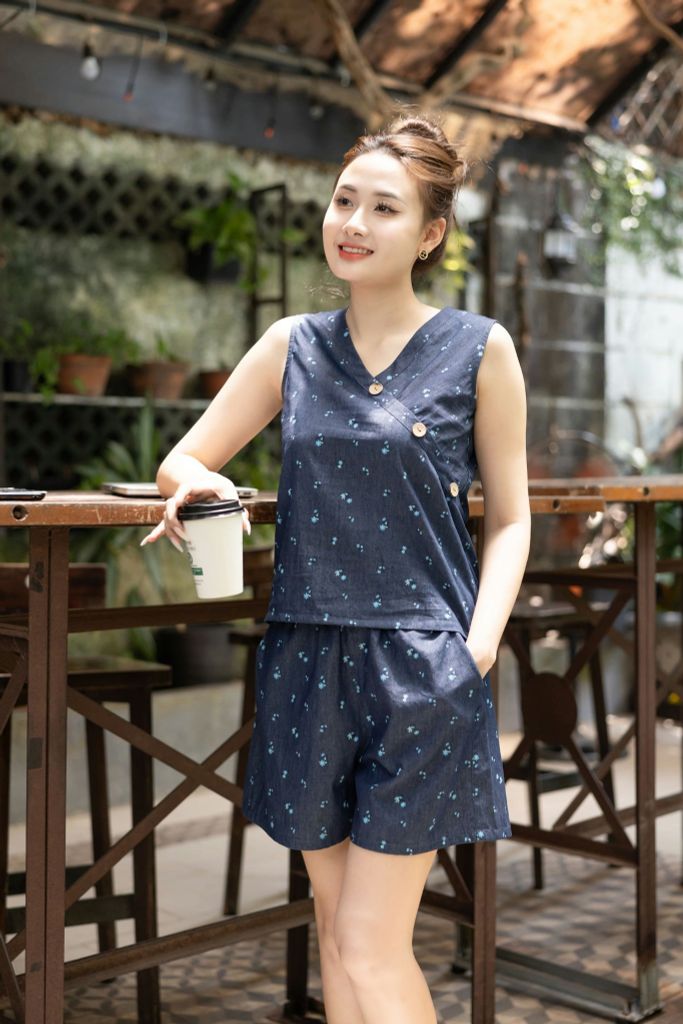 Đồ bộ đùi thiết kế nút chéo hoa nhí xanh