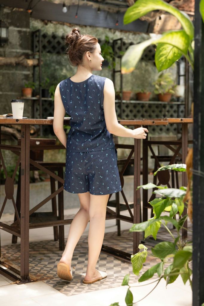 Đồ bộ đùi thiết kế nút chéo hoa nhí xanh