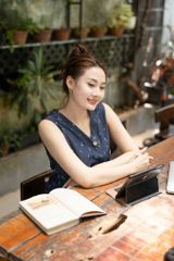 Đồ bộ đùi thiết kế nút chéo hoa nhí xanh