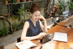 Đồ bộ đùi thiết kế nút chéo hoa nhí xanh