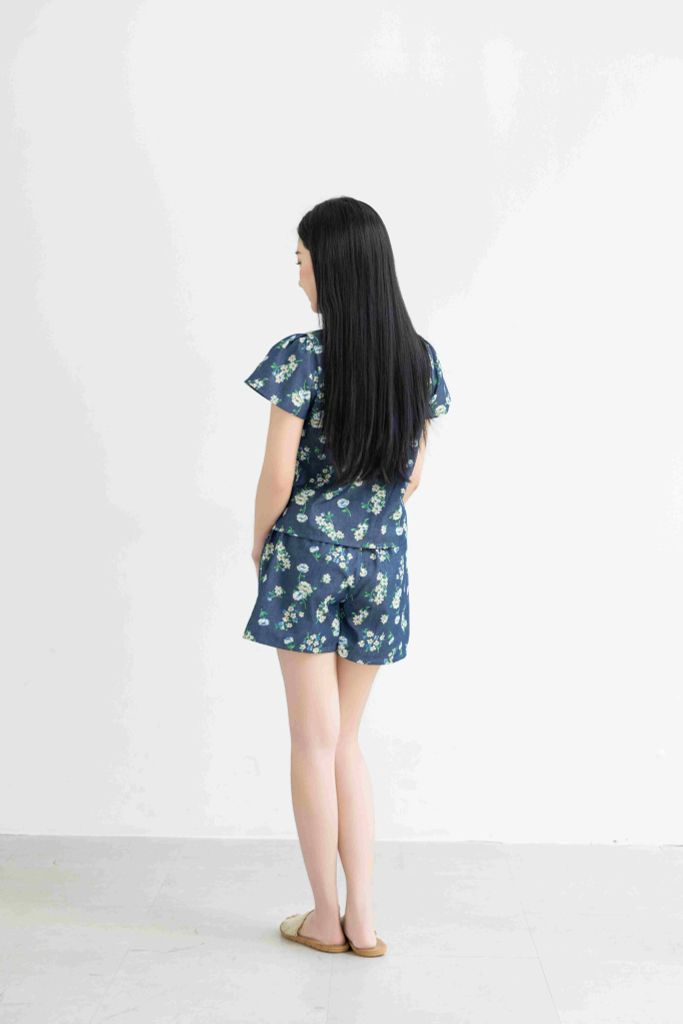 Đồ bộ đùi có tay cổ V hoạ tiết hoa cúc dược