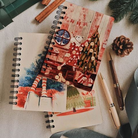 Cô gái bên cây thông