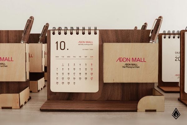 Lịch gỗ khay bút - In logo lên khay bút và tờ lịch
