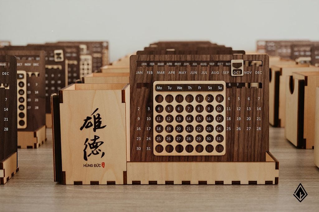 Lịch gỗ vạn niên - In logo/chữ lên khay bút