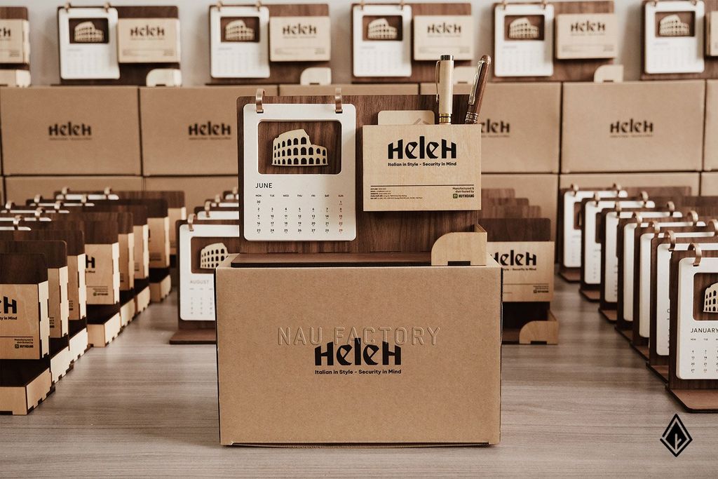 Lịch gỗ khay bút - Dán nổi 3D tòa nhà doanh nghiệp