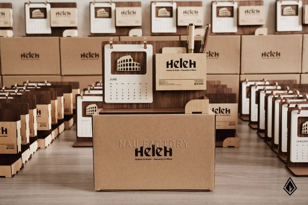 Lịch gỗ khay bút | Dán nổi 3D tòa nhà doanh nghiệp