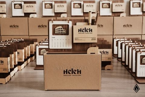 Lịch gỗ khay bút - Dán nổi 3D tòa nhà doanh nghiệp