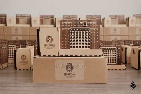 Lịch gỗ vạn niên Maple phối Walnut | Tinh chỉnh logo theo yêu cầu tại vị trí khay bút