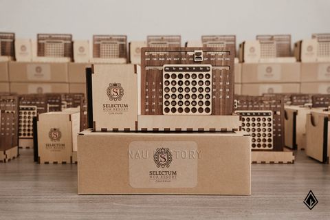 Lịch gỗ vạn niên Maple phối Walnut - Tinh chỉnh logo theo yêu cầu tại vị trí khay bút