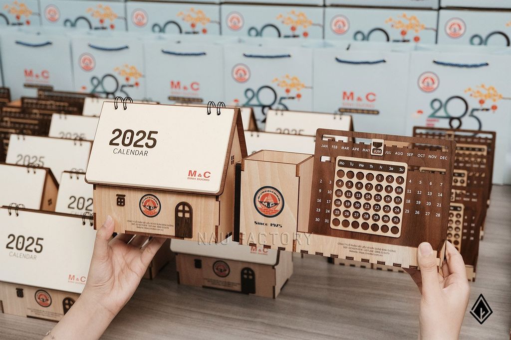 Lịch gỗ ngôi nhà và lịch vạn niên - In logo lên nhiều vị trí