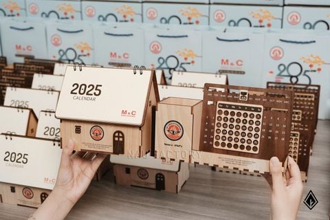 Lịch gỗ ngôi nhà và lịch vạn niên - In logo lên nhiều vị trí