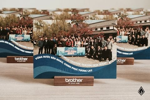 Tranh gỗ để bàn | In tên thương hiệu đế gỗ Walnut