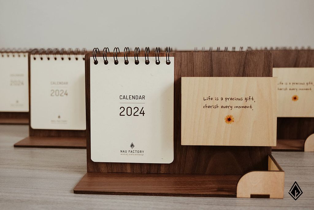 Lịch gỗ khay bút - In logo/chữ/hình ảnh