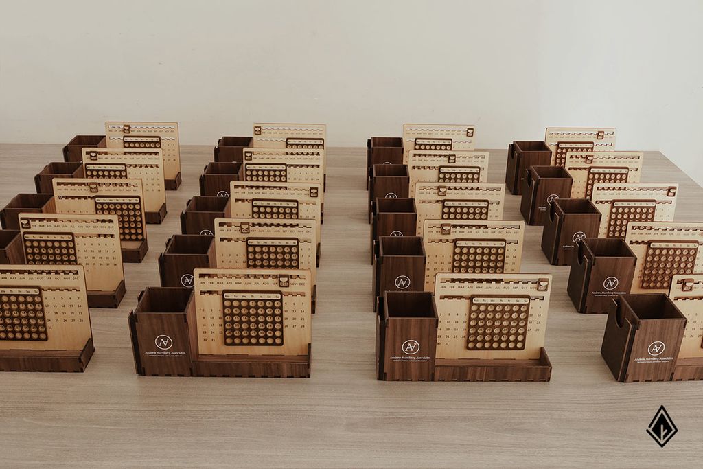 Lịch gỗ vạn niên - In logo/chữ lên khay bút