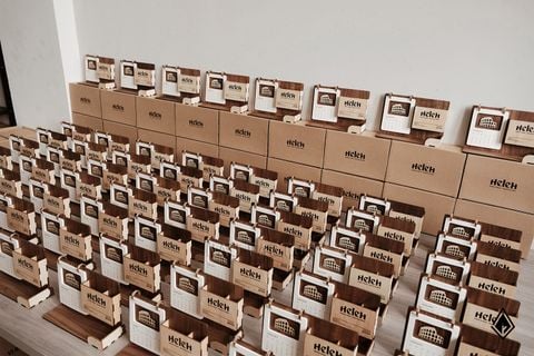 Lịch gỗ khay bút - Dán nổi 3D tòa nhà doanh nghiệp