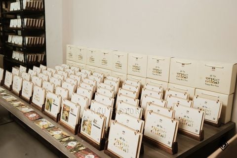 Lịch gỗ chữ U | Gỗ Walnut phối gỗ Maple thanh lịch