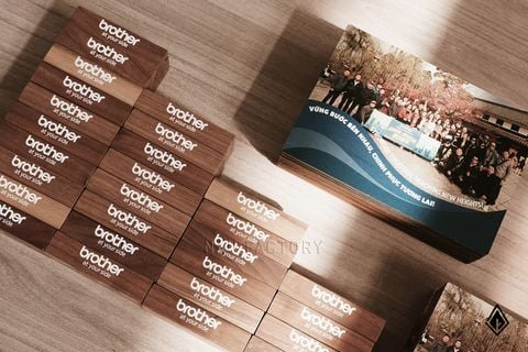 Tranh gỗ để bàn | In tên thương hiệu đế gỗ Walnut