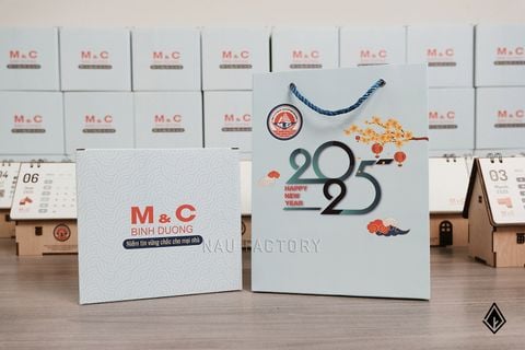 Lịch gỗ ngôi nhà và lịch vạn niên - In logo lên nhiều vị trí