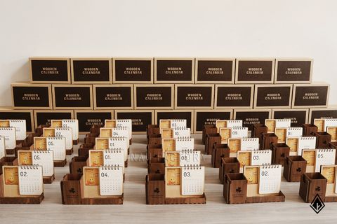 Lịch gỗ khung ảnh - In logo doanh nghiệp lên khay bút