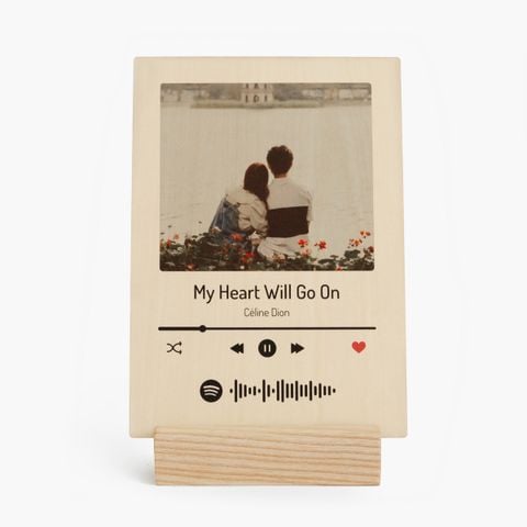 Tranh gỗ in hình và tên bài hát