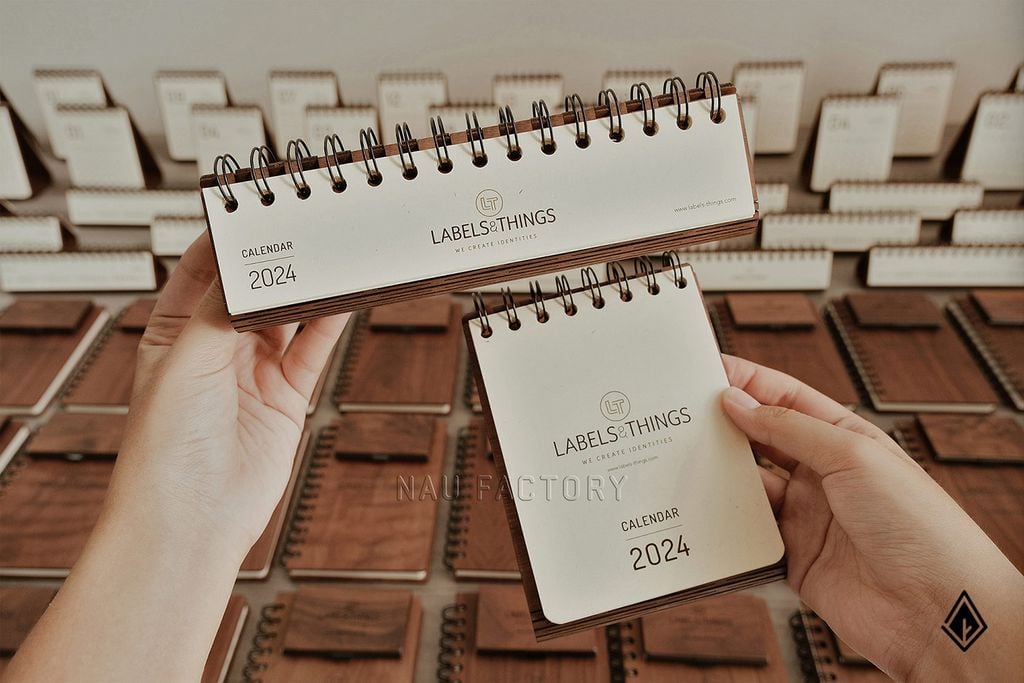 Lịch gỗ chữ A Minimalism - Set quà tặng nhiều sản phẩm