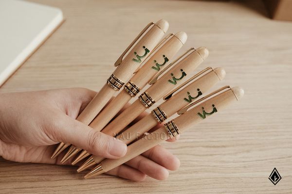 Bút gỗ Maple ngòi Bi | Khắc logo tô màu thủ công