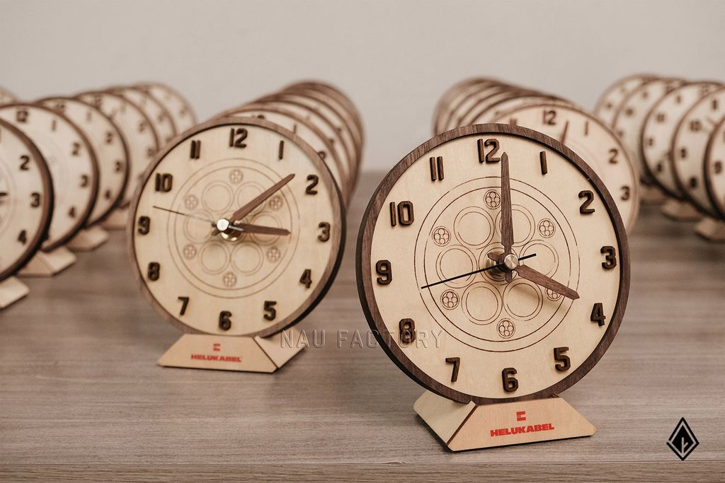 Đồng hồ gỗ Maple để bàn | Kết hợp in logo lên đồng hồ và đế gỗ