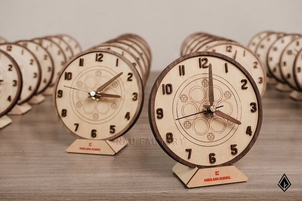 Đồng hồ gỗ Maple để bàn | Kết hợp in logo lên đồng hồ và đế gỗ