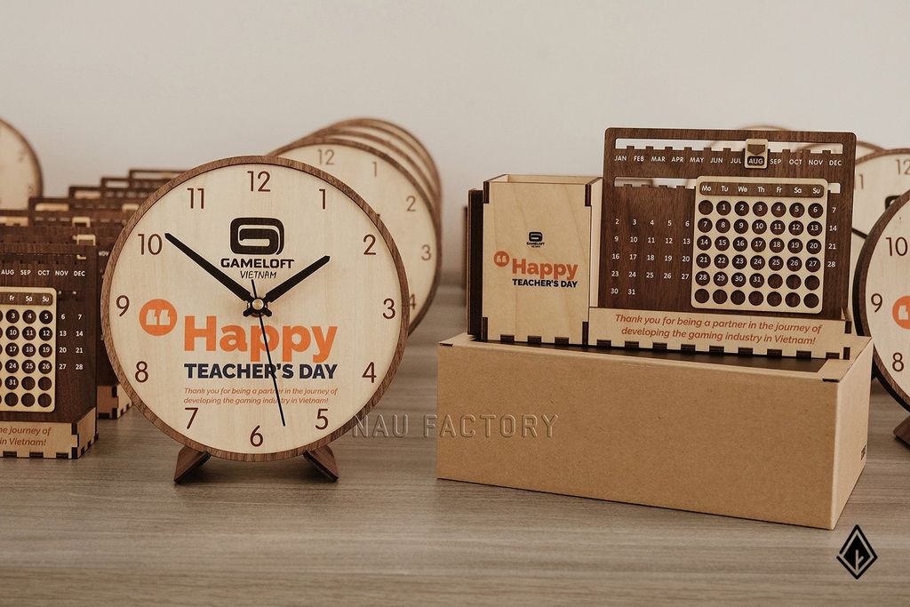 Đồng hồ gỗ để bàn | In logo theo yêu cầu