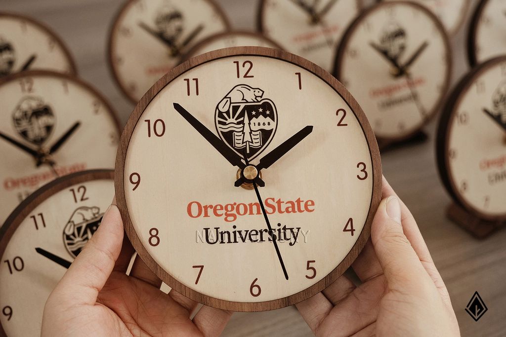 Đồng hồ gỗ để bàn | In logo doanh nghiệp nổi bật