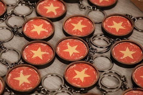 Móc khoá gỗ lá cờ Việt Nam | In hình 2 mặt theo yêu cầu