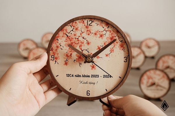 Đồng hồ gỗ để bàn Hoa đào | In theo yêu cầu