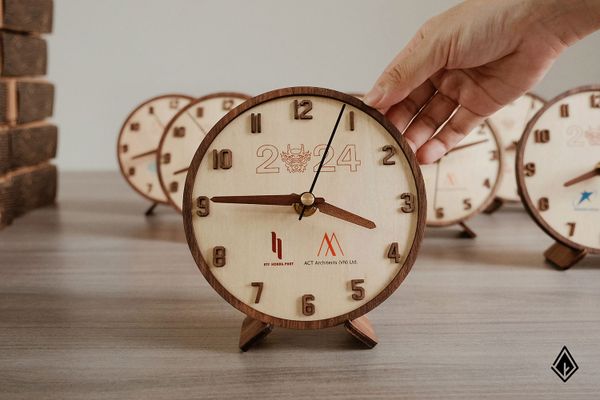 Đồng hồ để bàn thuần gỗ Maple phối Walnut | In logo theo yêu cầu
