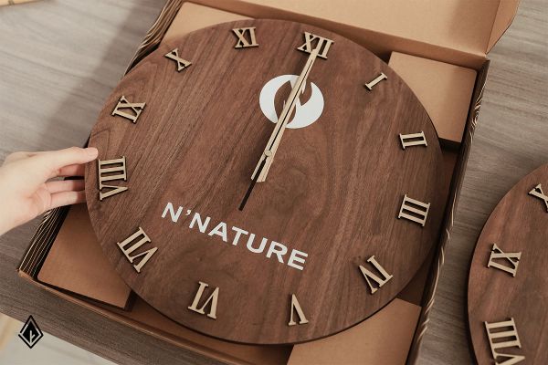 Đồng hồ treo tường thuần gỗ Walnut | In logo