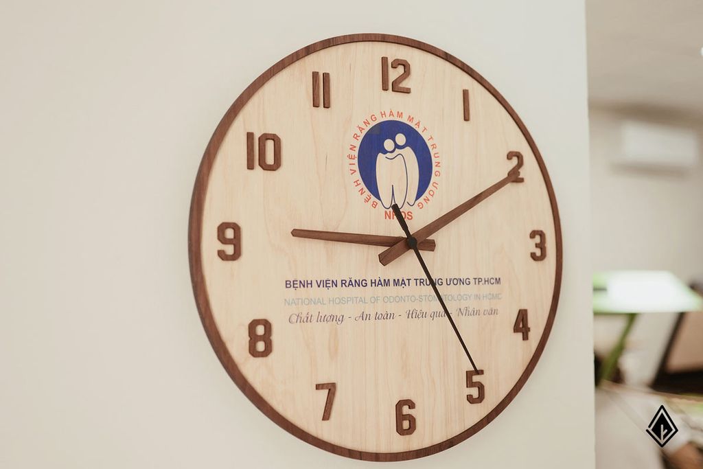 Đồng hồ gỗ Maple phối Walnut - In logo – NAU FACTORY
